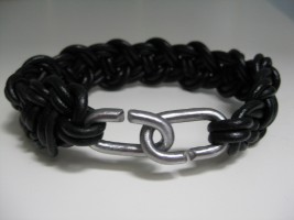 Herrenarmband mit Kettengliedern, schwarz, horizontaler Achterknoten Herrenarmband mit Kettengliedern, schwarz, horizontaler Achterknoten